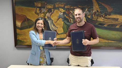La conselleira do Mar y el patr&oacute;n mayor del p&oacute;sito eum&eacute;s, tras la firma del convenio de colaboraci&oacute;n