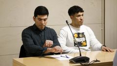 V�ctor Delgado Olgu�n, a la izquierda, y su hermano Michael, durante una de las sesiones del juicio
