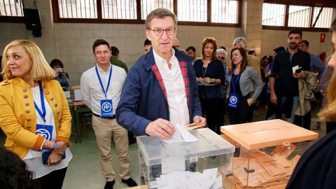 El presidente de la Xunta, Alberto Nez Feijoo, vot en un colegio de Vigo