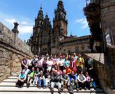 Los caminantes que participaron en la peregrinaci�n del Concello de Zas posan con la catedral al fondo.