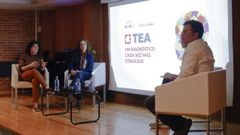 En el coloquio participaron las trabajadoras sociales del HULA Isabel S�nchez y Carmen Torneiro y el vocal de Raiolas Iv�n P�rez.