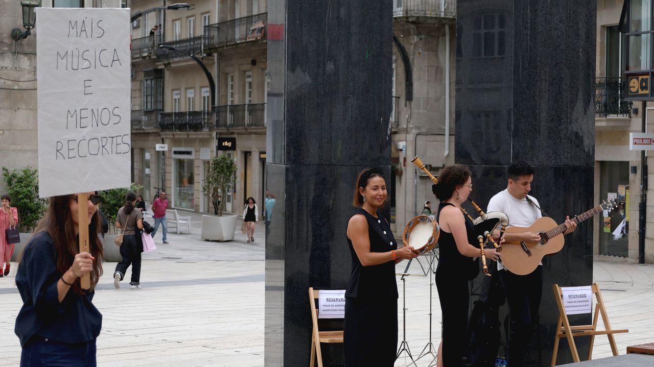 Los alumnos del Conservatorio de Vigo tocan en la calle para protestar contra los recortes