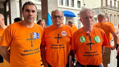 Los representantes de las organizaciones sindicales de la ense�anza concertada Otecas, USO y FSIE frente a la Consejer�a de Educaci�n.