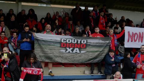 La afici�n de la UD Ourense con una pancarta en el anterior partido disputado en el Jos� Arjiz de Ver�n
