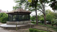 La estructura, situada a pocos metros del parque infantil, lleva a�os cerrada