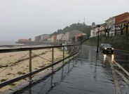 Imagen actual del paseo mar�timo de Muros, en la avenida de A Porteli�a, donde puede apreciarse el arenal da        A Virxe do Cami�o.