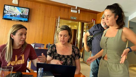 Varios compaeros de Ferrol trabajando desde un hotel