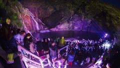 Imagen de archivo de un espectculo nocturno en la cascada dumbriesa.