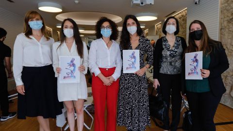 El talento cient�fico femenino se impuso los premios de la AECC. Por este orden, Ang�lica Figueroa, del Inibic, y la investigadora becada Andrea Rodr�guez; la profesora Beatriz Rodr�guez Romero, de la UDC, con la investigadora Est�baliz D�az; y Rosa Se�ar�s, del IDIS, con Valentina Gonz�lez. 