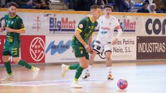 El xovense Pancho avanza con el bal�n ante la presi�n de un futbolista del filial noiense.