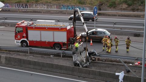 El coche accidentado en Teis qued volcado sobre la mediana de la autopista