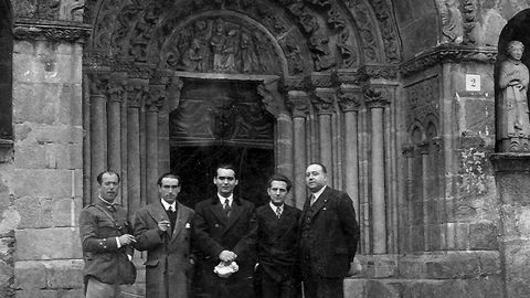 En Betanzos, mayo de 1932. Lorca ante la iglesia de Santa Mara de Azougue, con Ramn Fernndez Cid, Jos lvarez Snchez,  Francisco Esteve y Jos Barbeito. alvarellos