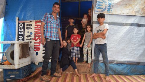 Hakmad y su familia en el campo de refugiados de Sajaa.