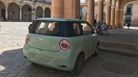 El Lumin, un peque&ntilde;o el&eacute;ctrico chino con hasta 300 kil&oacute;metros de autonom&iacute;a, en una plaza de La Habana