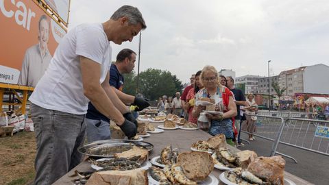 Sardinas asadas con pan en el Rego da Balsa de Carballo.