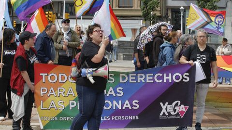 Decenas de personas se han concentrado este domingo en Gij�n para reclamar a la Junta General del Principado de Asturias la urgente aprobaci�n de una ley que garantice los derechos de las personas LGTBIAQ+ y castigue las actitudes de odio hacia el colectivo