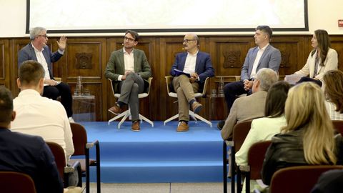 Blas Garc&iacute;a, alcalde de Ames; Luis Basiero, director del &aacute;rea de Saneamiento y Depuraci&oacute;n de Facsa; Jos&eacute; Antonio Quiroga, presidente de la Confederaci&oacute;n Hidrogr&aacute;fica Mi&ntilde;o-Sil, y Roi Fern&aacute;ndez, director de Augas de Galicia, en la mesa moderada por Mar&iacute;a Meizoso.