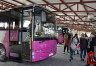 Un autob�s de la empresa concesionaria en la estaci�n de Carballo. 