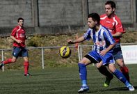 El centrocampista bai�s Brais Garrido en una jugada ante el Villestro en el Platas Reinoso.