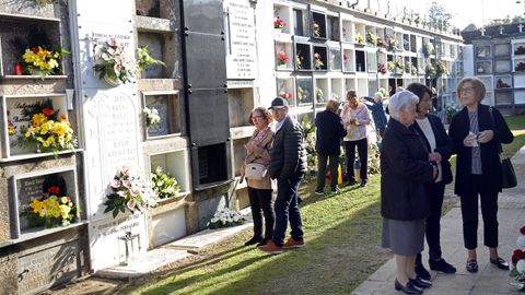 VISITA A LOS DIFUNTOS EN LOS  CEMENTERIOS EL DIA DE TODOS LOS SANTOS