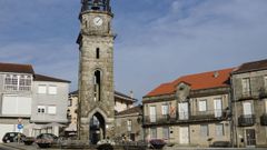 Plaza mayor de Cea, con la casa consistorial y la Torre del Reloj.
