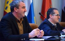 Los mari�anos Dar�o Campos y Antonio Veiga, ayer en el pleno en el que se aprobaron los presupuestos.