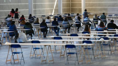 Aspirantes cubren los ex&aacute;menes de unas oposiciones, en Pontevedra, en una imagen de archivo.