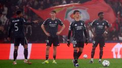 Dean Huijsen, con los brazos en jarra tras el tercer gol del Benfica.