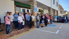 La concentración tuvo lugar delante del centro de salud de Aguiño