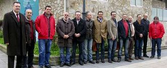 El portavoz de Infraestructura en el Parlamento (sexto por la derecha) fue arropado por alcaldes y concejales de la Costa da Morte. 