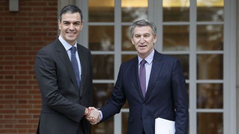 El presidente del Gobierno, Pedro S�nchez, y el l�der del PP, Alberto N��ez Feijoo, en la �ltima reuni�n entre ambos, celebrada el 13 de marzo del 2025.