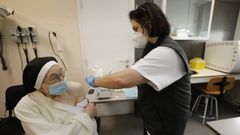 La campa�a de vacunaci�n frente al coronavirus sigue en marcha en A Mari�a