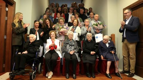 Las homenajeadas, con sus familiares y autoridades al trmino delacto