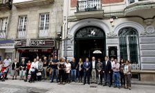 Buena parte de la corporaci�n de Pontevedra se concentr� ayer frente al Concello.