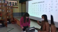Una profesora de la ONCE explica a los alumnos del Colexio Novo el sistema braille de lectura para invidentes y el uso de la m�quina con que se escriben estos signos
