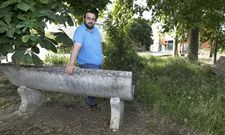 L�pez pone la fuente y los bancos de Fontecarmoa como ejemplo de abandono de la aldeas. 