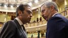 El ministro de Econom�a, Carlos Cuerpo, con el vicesecretario del ramo del PP, Juan Bravo, en el Congreso de los Diputados.