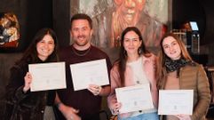 Mari�a Cagide (con chaqueta rosa) junto a los otros tres compa�eros con los que present� el proyecto para BoombaDotMobi. Ella estudi� el doble grado en Econom�a y Estudios Internacionales en la Carlos III, trabaj� en una consultor�a estrat�gica en Madrid y est� a punto de graduarse, volcada ahora en su TFM en la escuela de negocios IE Business School.