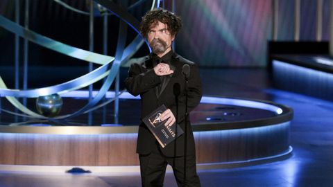 Peter Dinklage entregando un premio
