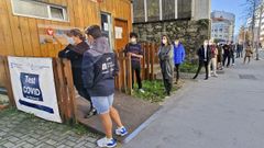 Personas hacen cola, el pasado viernes, para hacerse una prueba PCR sin cita en el exterior del Hospital Provincial de Pontevedra