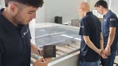 Kevin, Diego y Alejandro, que estudiaron el ciclo de Eficiencia Energ�tica, ofrecen productos vinculados al turismo mediante tecnolog�as de corte y grabado l�ser.