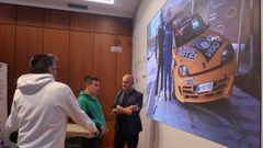 Mart�n Mart�nez, junto a su padre, Jos� Antonio Mart�nez, y el alcalde de O Porri�o, Alejandro Lorenzo, durante la entrega de la medalla al m�rito deportivo.