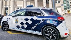 Un coche de la Polic�a Local, en una imagen de archivo, frente al Juzgado de A Parda, en Pontevedra