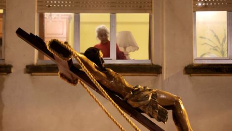 La procesi�n del Cristo Rey y de la Virgen de la Amargura recorri� en la noche del Lunes Santo el casco hist�rico ferrolano.