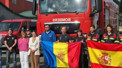 El presidente del Principado, Adrin Barbn, la delegada del Gobierno en Asturias, Adriana Lastra, y la vicepresidenta, Gimena Llamedo, durante la despedida al grupo de bomberos de Andorra que han participado en la lucha contra los incendios en Asturias