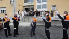 El alcalde y voluntarios de Protecci�n Civil aplauden a usuarios y trabajadores de la residencia de ancianos DomusVi en A Medorra