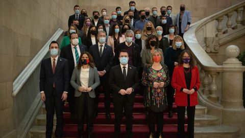 El consejero de Empresa y Trabajo de la Generalitat, Roger Torrent; la titular de Presidencia, Laura Vilagr�; el presidente, Pere Aragon�s; la vicepresidenta primera del Parlamento, Alba Verg�s; y la responsable de Igualdad y Feminismos, T�nia Verge, posan en una foto de familia en defensa del catal�n y a la que no se sumaron Junts ni la CUP 
