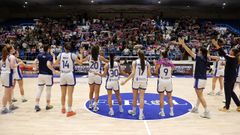 Jugadoras del Baxi agradeciendo el apoyo a la aficin.