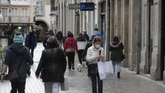 Ambiente de rebajas en el centro de Lugo el domingo 9