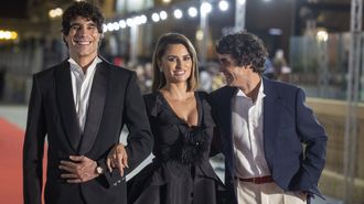 Pen�lope Cruz, junto a Javier Calvo y Javier Ambrossi, en la alfombra roja del festival de cine de San Sebasti�n, donde presentaron �La bola negra�.